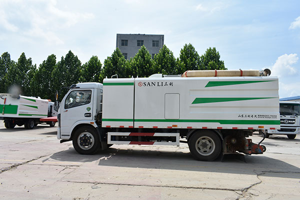 東風多利卡滾掃式吸塵車