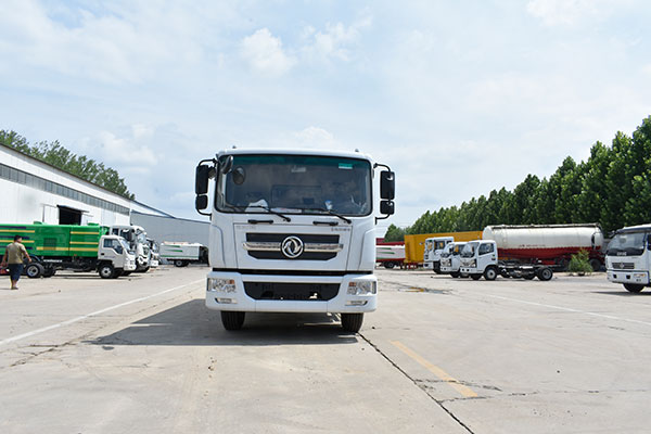三利滾掃式吸塵車