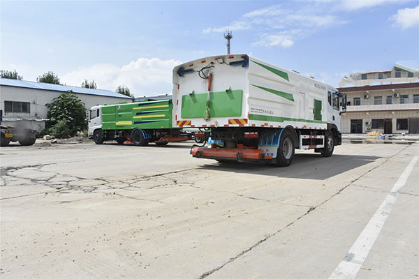 三利滾掃式吸塵車(東風(fēng)福瑞卡國六)