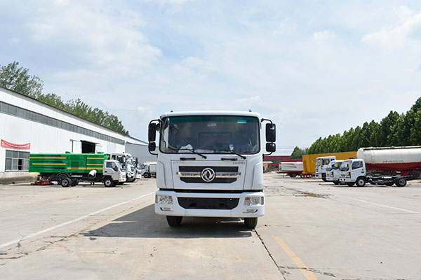 三利東風(fēng)福瑞卡滾掃式吸塵車